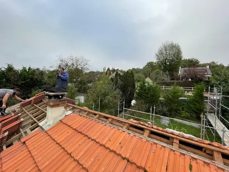 Tuiles en terre cuite posées autour d'une cheminée